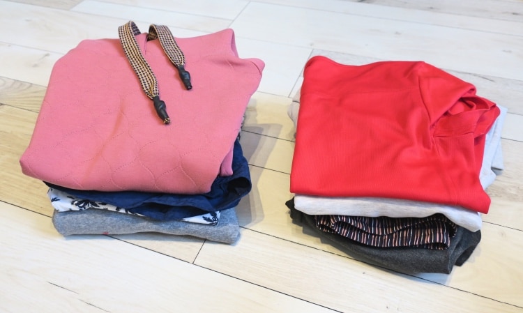 Kleiderschrank organisieren durch Kleidung Stapeln